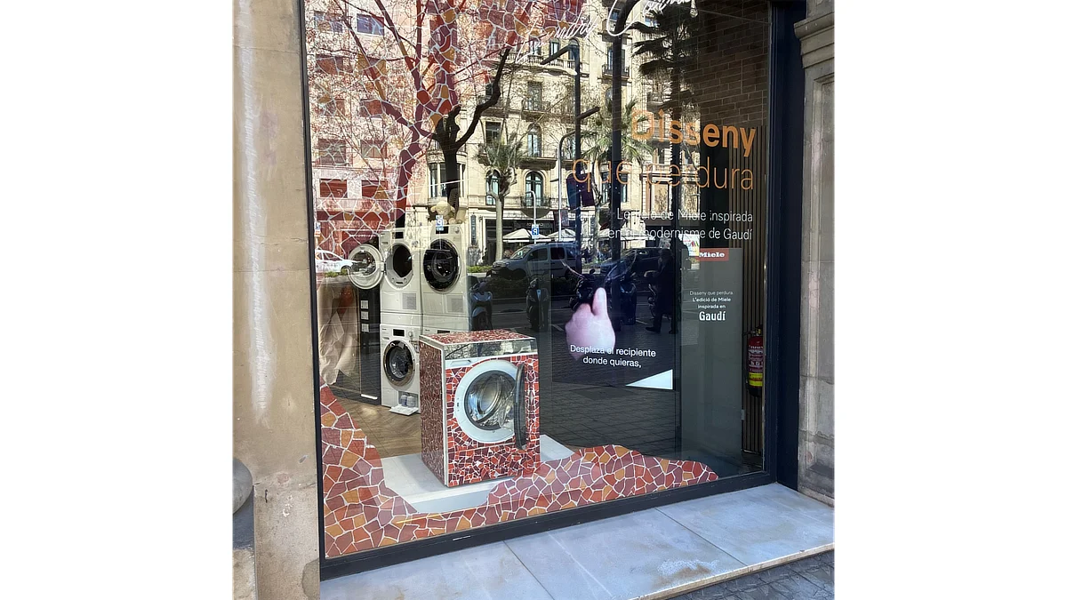 Detalle frontal de un escaparate de Miele con electrodomésticos y vinilos de corte que imitan la técnica del trencadís modernista de Gaudí.