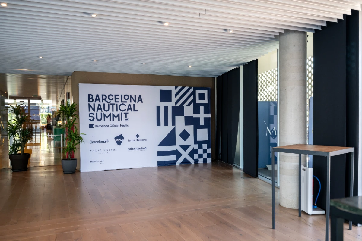 Photocall de gran formato Barcelona Nautical Summit con gráfica corporativa y logos de patrocinadores en zona de acceso, preparado para acreditaciones y contenido visual del evento.